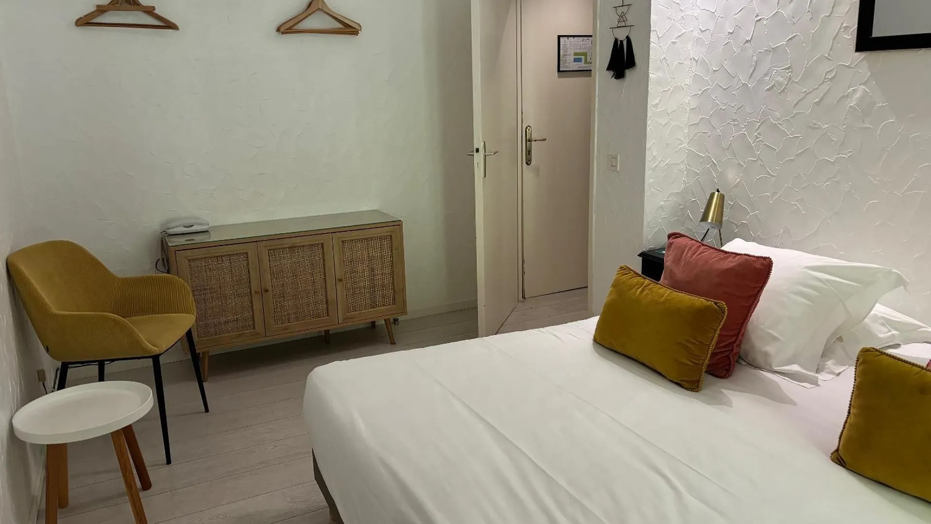 Logis Hotel La Sommellerie Châteauneuf-du-Pape 3*,  Francia